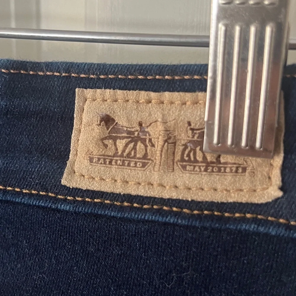 Levi’s Mid Rise Super Dark Blue Skinny Jeans w/ stretch. Size 8